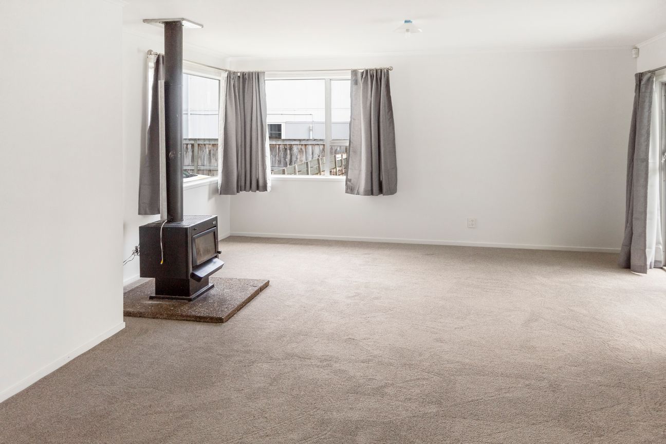 Freshly renovated 4-bedroom home with large section - Prime location! - Widok 4