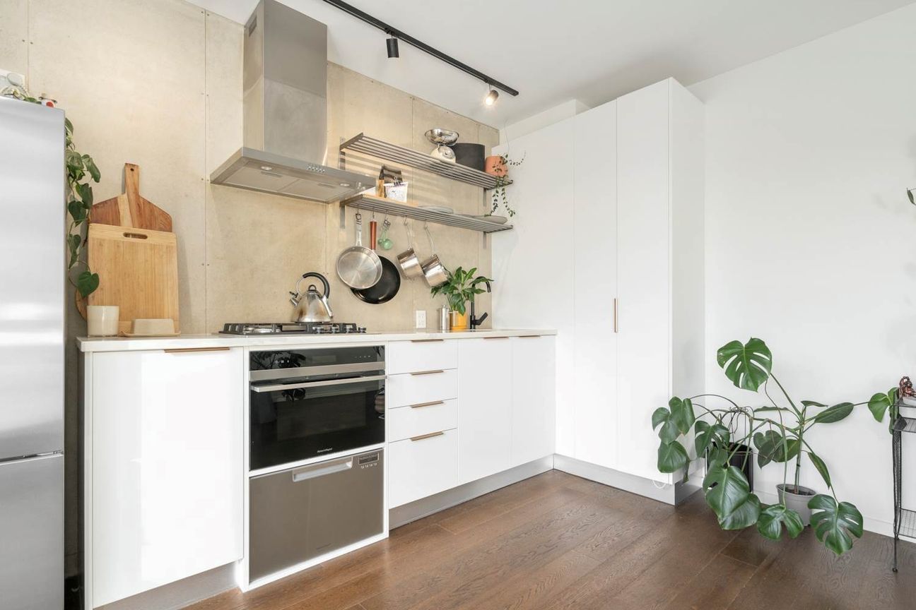 RENOVATED ONE BEDROOM APARTMENT WITH SECURE CA... - Widok 3