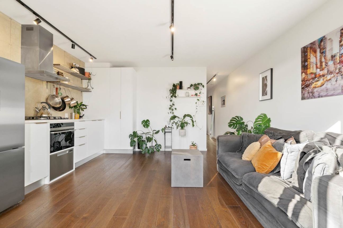 RENOVATED ONE BEDROOM APARTMENT WITH SECURE CA... - Widok 2