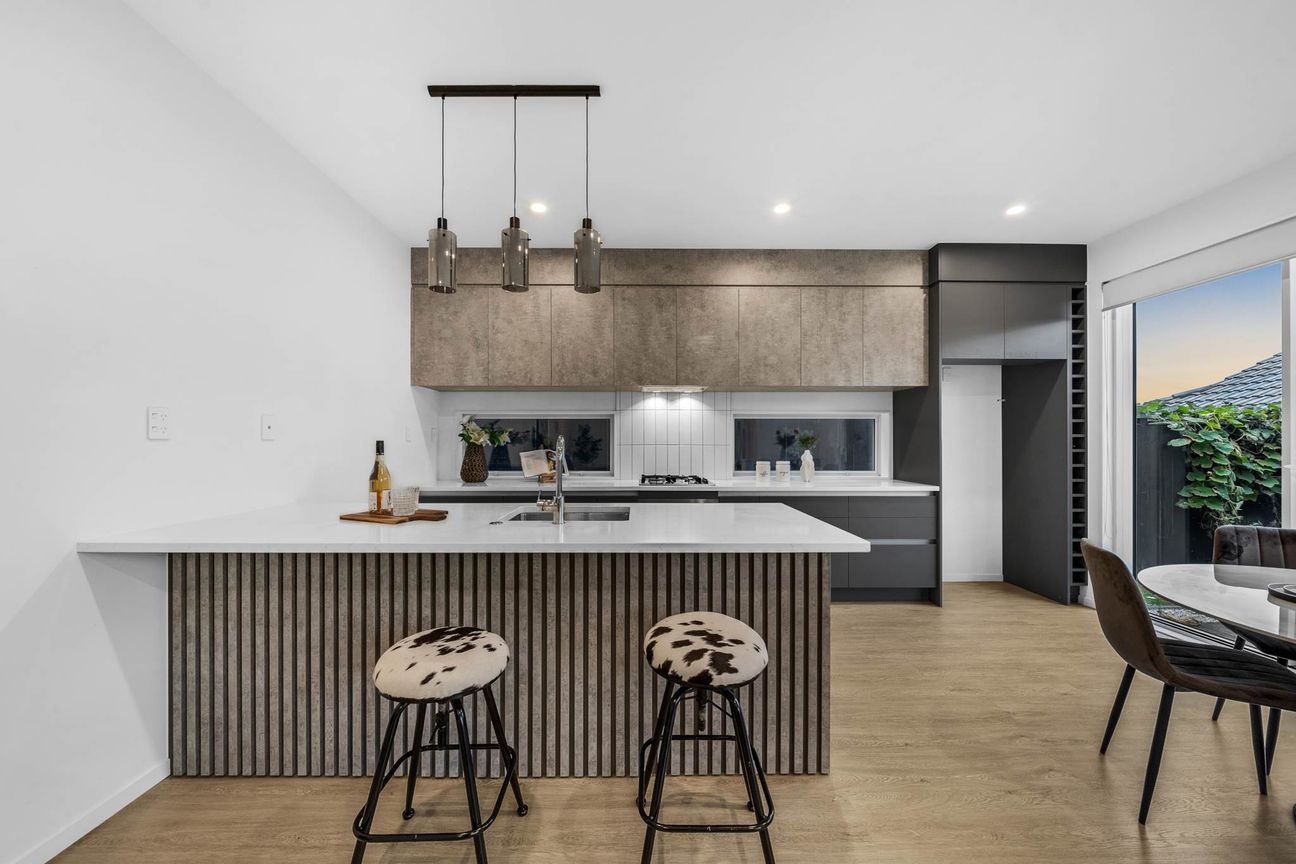 Freestanding  Double Garage  Zoned for BBI &... - Widok 6