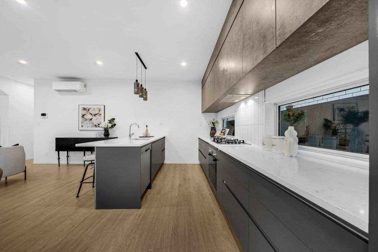 Freestanding  Double Garage  Zoned for BBI &... - Więcej