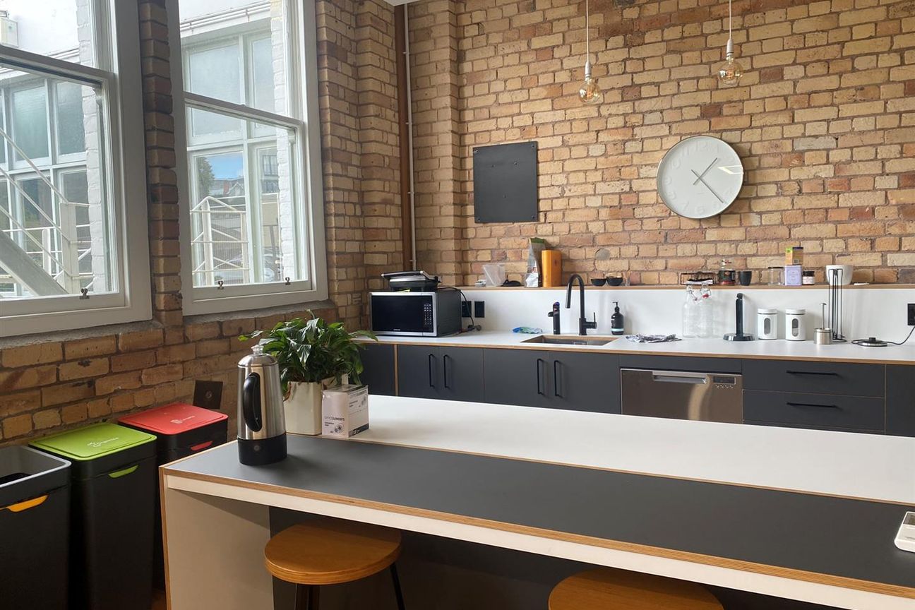 Elevate your workspace in Saatchi - Bild 5