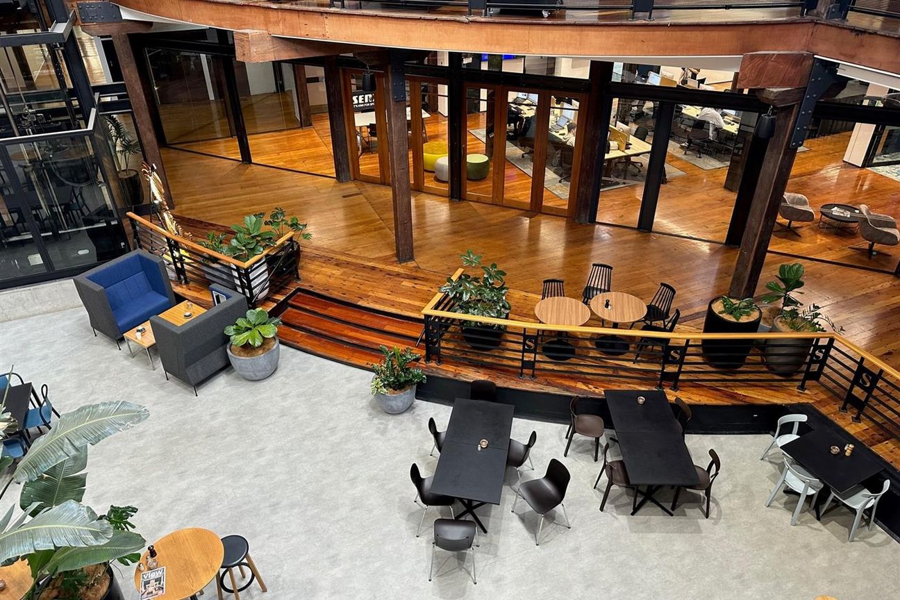 Elevate your workspace in Saatchi - Bild 2