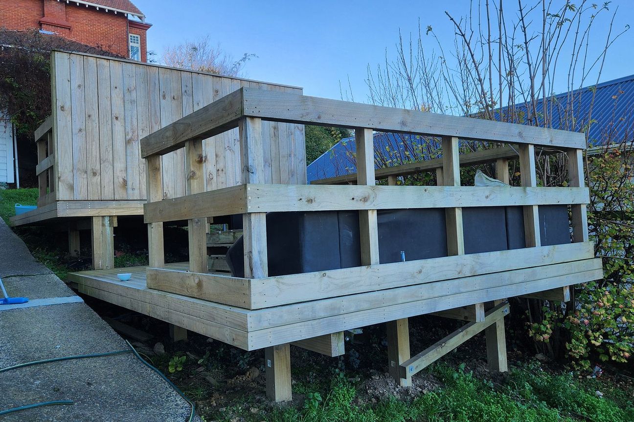 2 x 7 Bed Flats with Decks - Great Location! – další