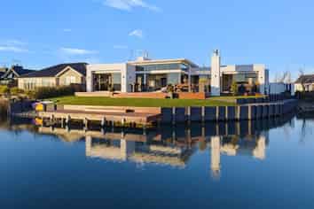 7 Waterton Point, Huntingdon/Lake Hood