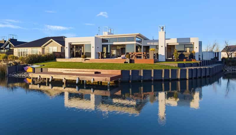 7 Waterton Point, Huntingdon/Lake Hood