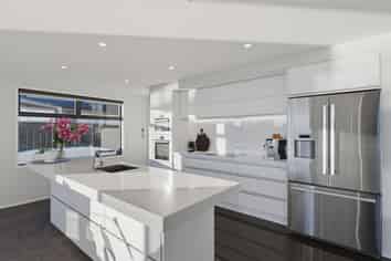 7 Waterton Point, Huntingdon/Lake Hood