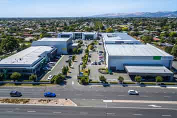 Large Office near the Airport with Ample Parking