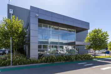Large Office near the Airport with Ample Parking