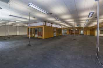 Large Office near the Airport with Ample Parking