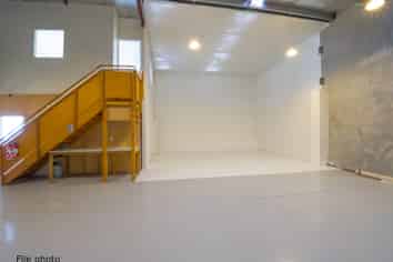 Handy Warehouse/Office Unit in Waltham