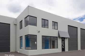 Handy Warehouse/Office Unit in Waltham