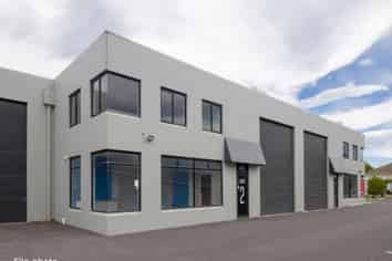 Handy Warehouse/Office Unit in Waltham