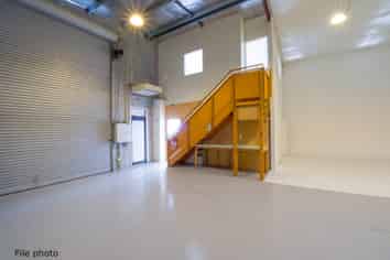 Handy Warehouse/Office Unit in Waltham