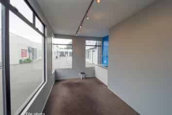 Handy Warehouse/Office Unit in Waltham