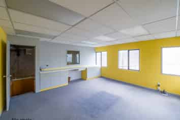 Handy Warehouse/Office Unit in Waltham