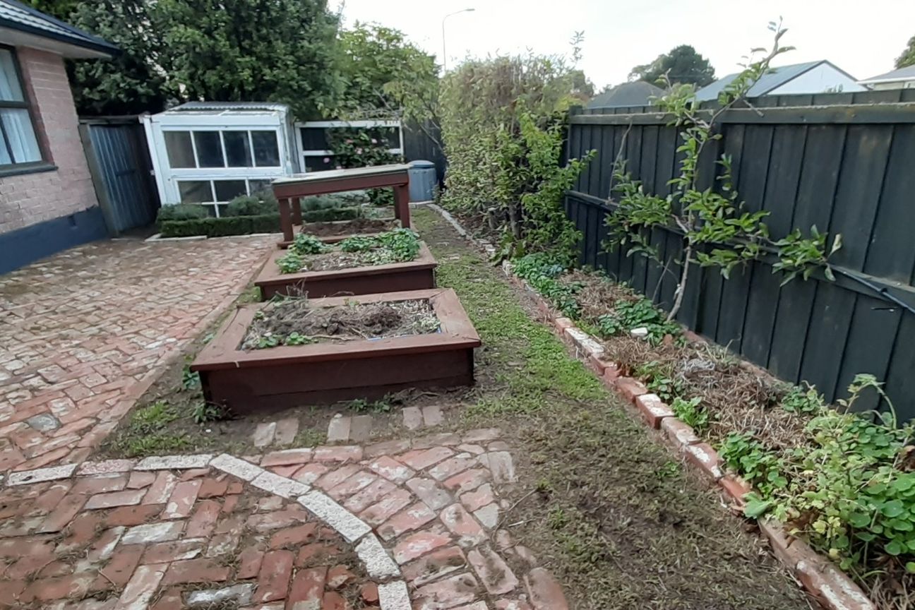 Modern upgrades, outdoor entertaining and a wood fire for heating. - Ansicht 4