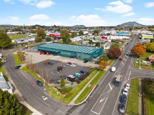 Large format commercial space with parking
