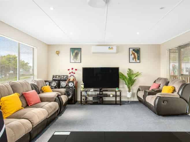 88 Arahura Crescent, Waitangirua