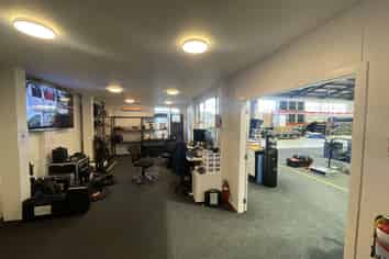 Trade Warehouse With Office- Bunnings Precinct