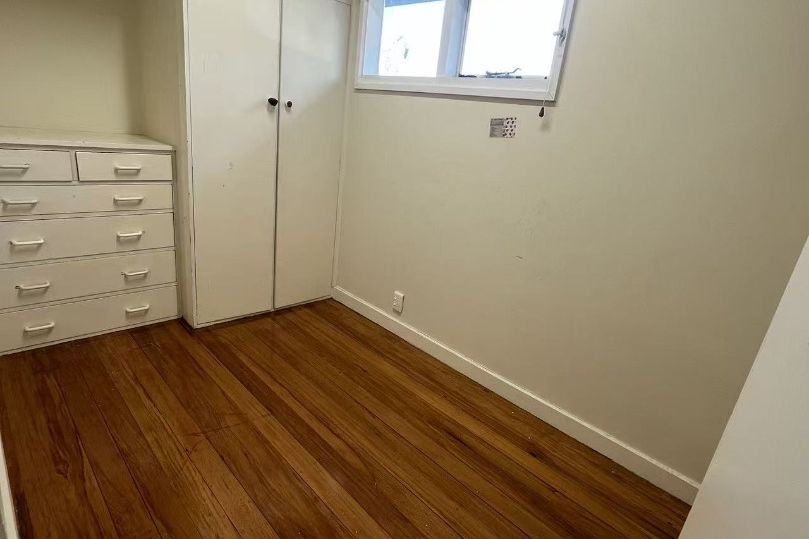 Great Location – Walk to Burnside High School! - Mehr