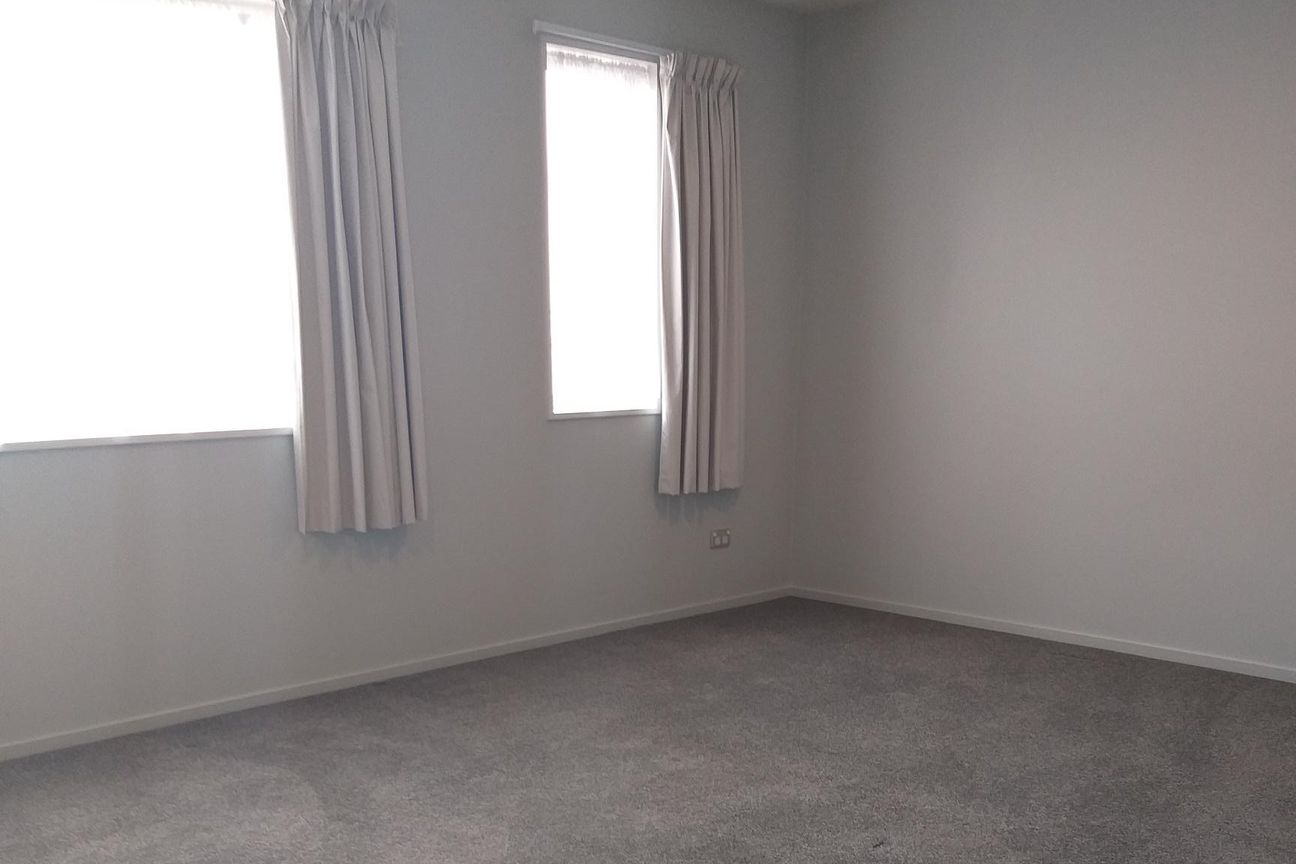 Spacious 3-Bedroom Home Close to Shops, Parks and Amenities - Więcej