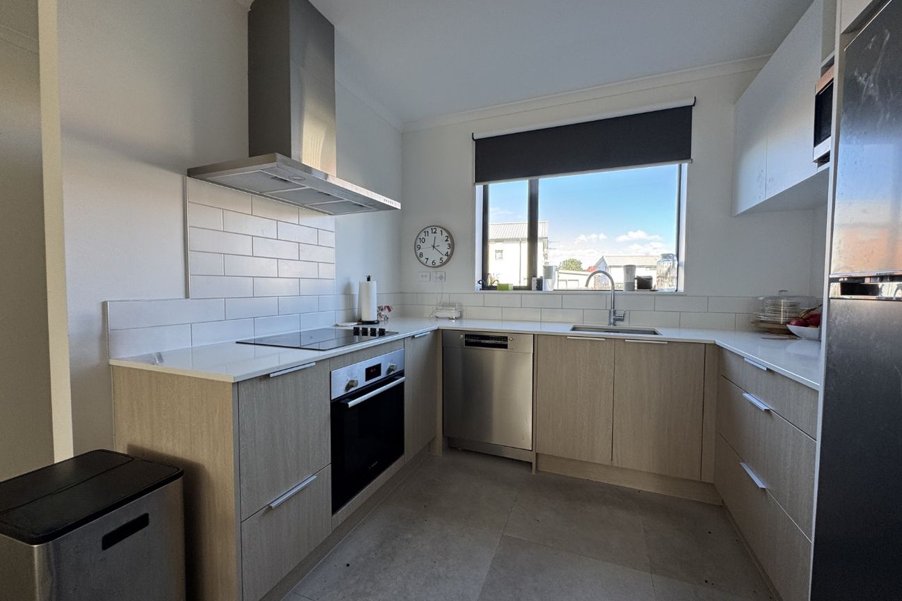 Modern Three Bedroom Townhouse in a Convenient Location - Widok 2