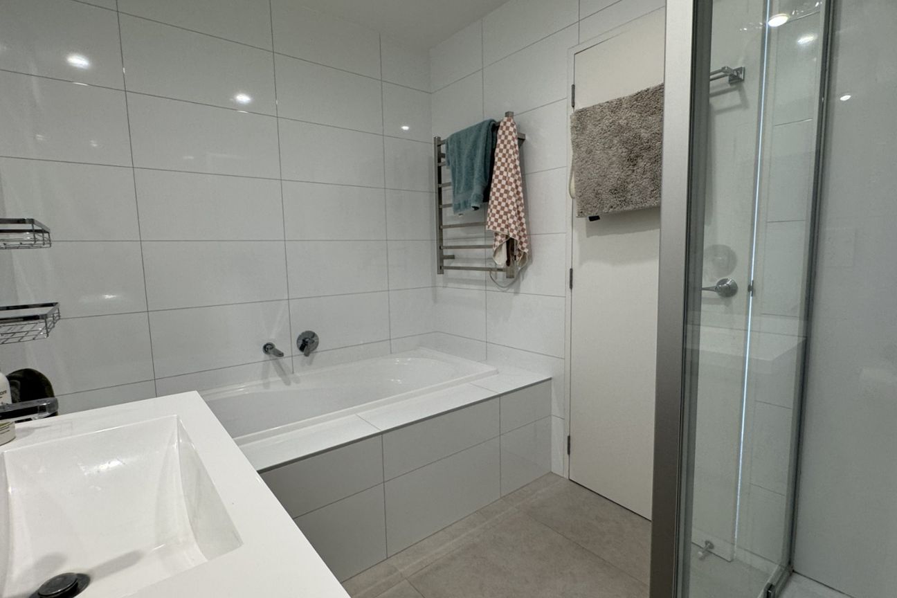 Modern Three Bedroom Townhouse in a Convenient Location - Widok 4