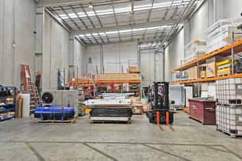 High-Stud Warehouse, Modern Showroom & Office