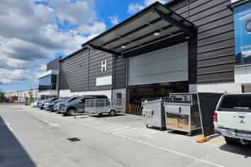 High-Stud Warehouse, Modern Showroom & Office
