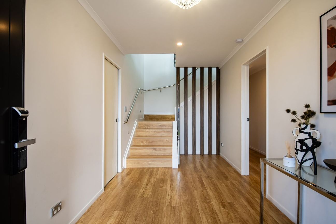 FLAT BUSH, 7 BEDROOMS – další