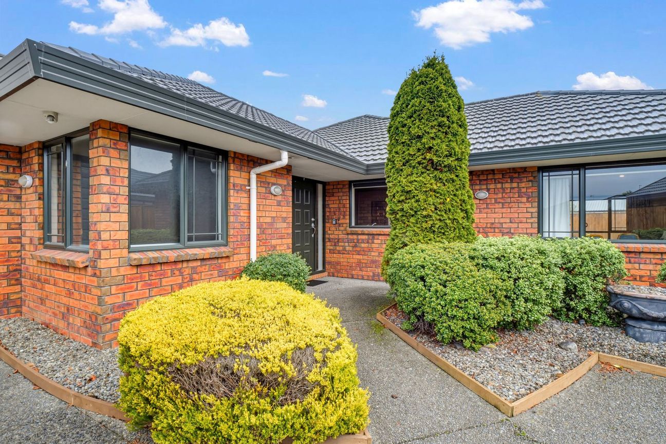 Brick Beauty with Bonus Parking! - Vista 2
