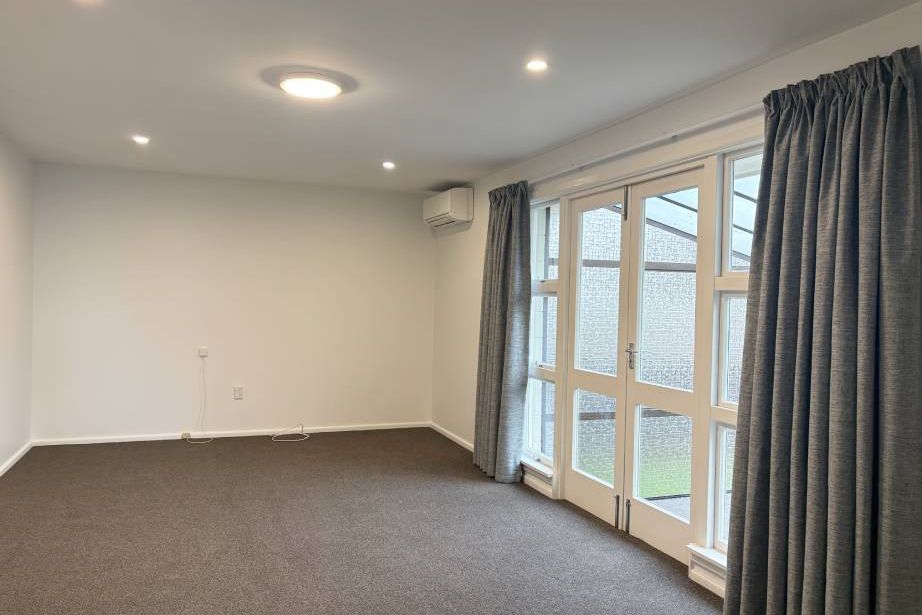 Freshly renovated throughout, mostly double glazed - Widok 6