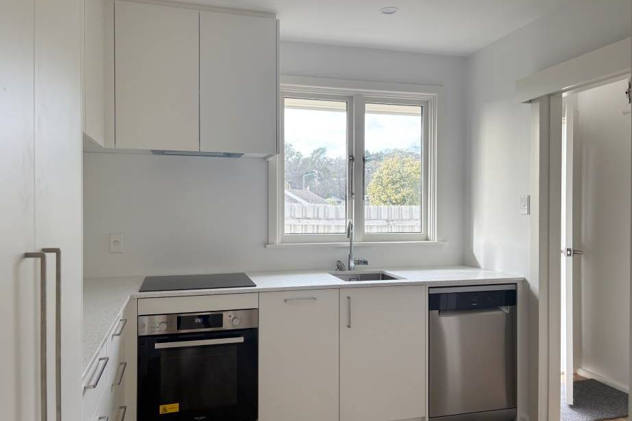 Freshly renovated throughout, mostly double glazed - Widok 4