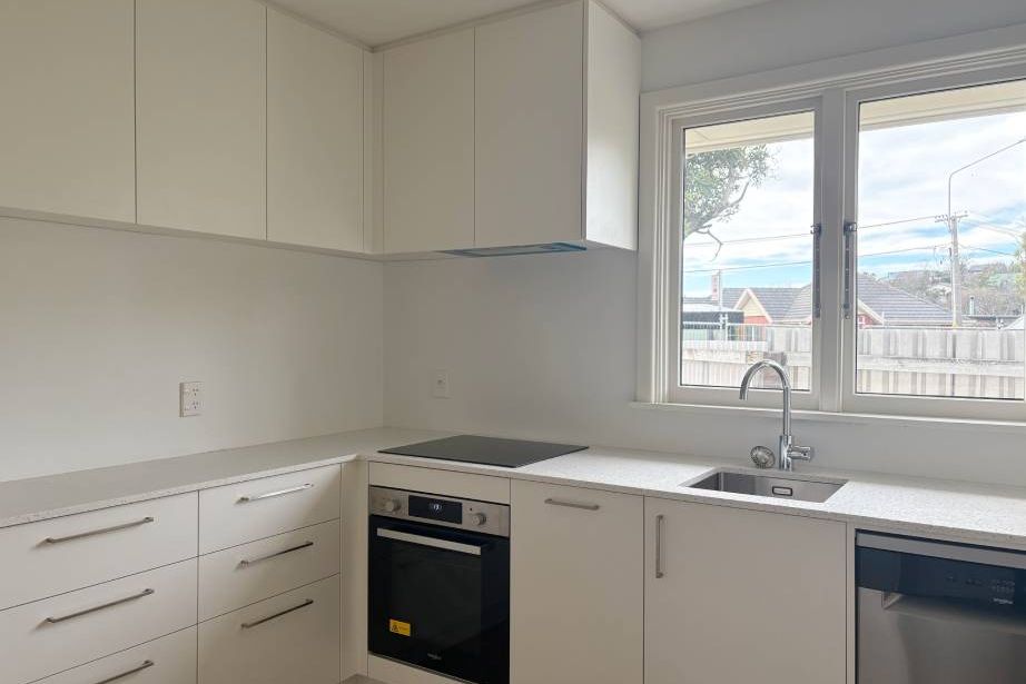 Freshly renovated throughout, mostly double glazed - Widok 2