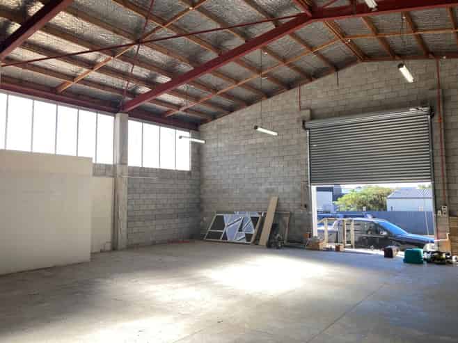High profile showroom and warehouse