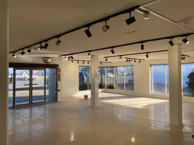 High profile showroom and warehouse