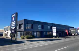 High profile showroom and warehouse