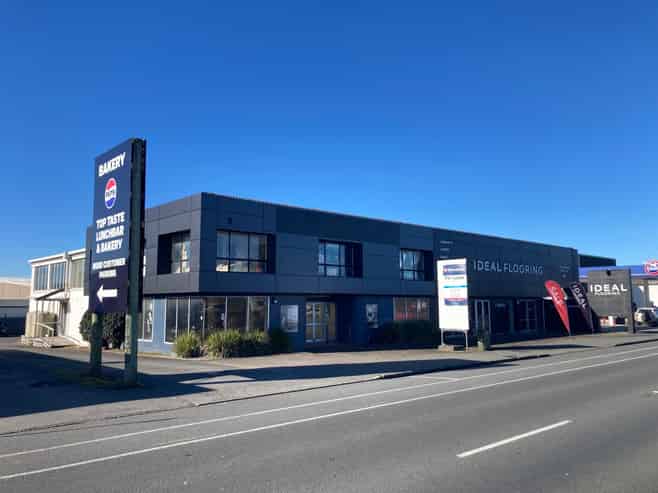 High profile showroom and warehouse