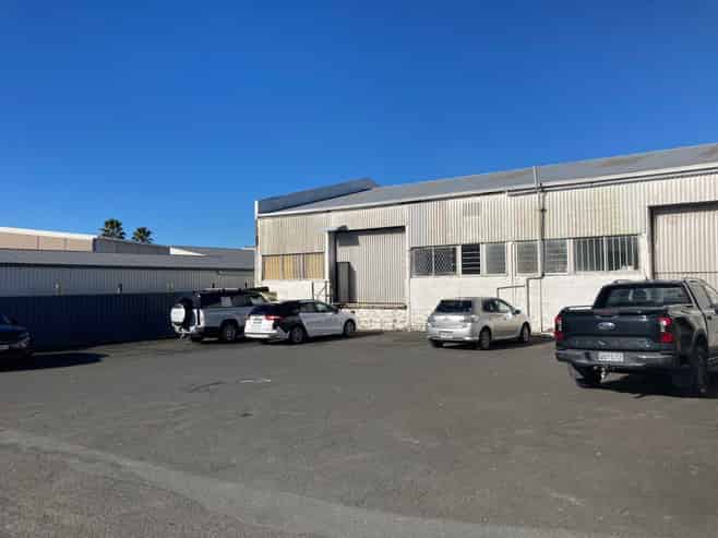 High profile showroom and warehouse