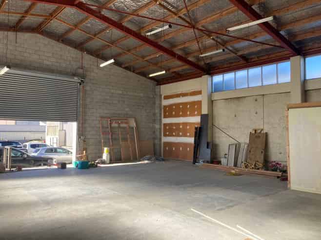High profile showroom and warehouse