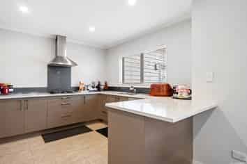 12 Karetai Crescent , Favona