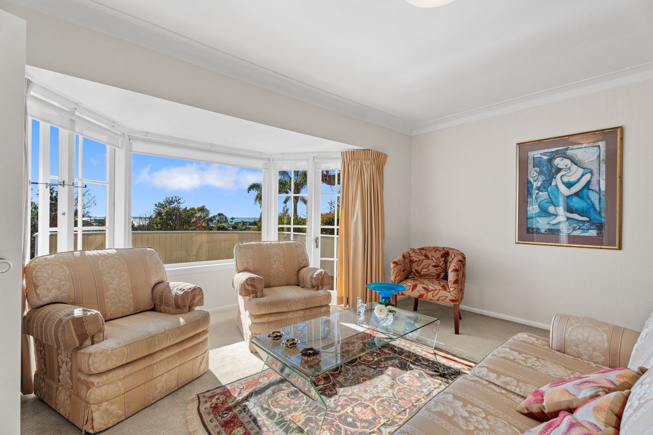 Timeless Character, Sweeping Views, Great Location - Vista 2