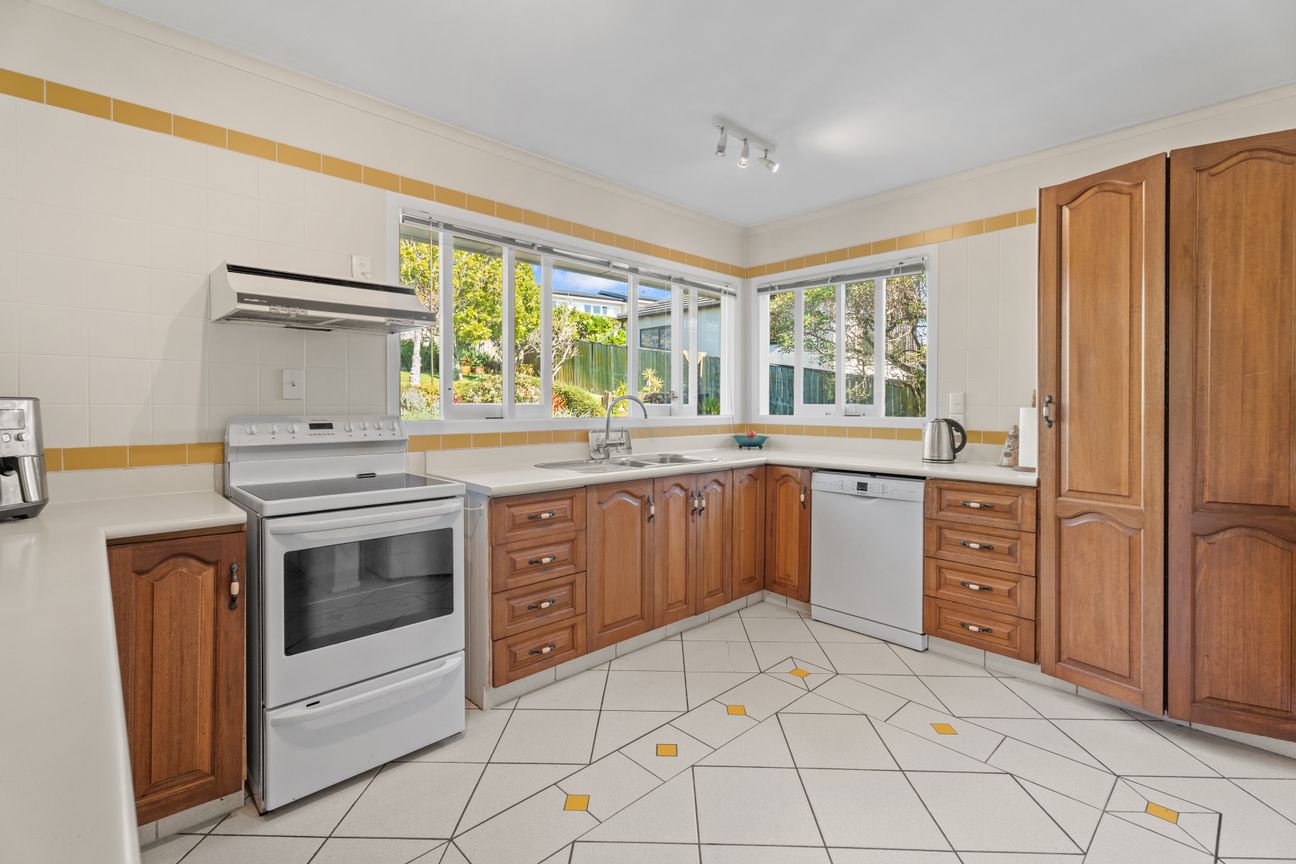 Timeless Character, Sweeping Views, Great Location - Vista 3