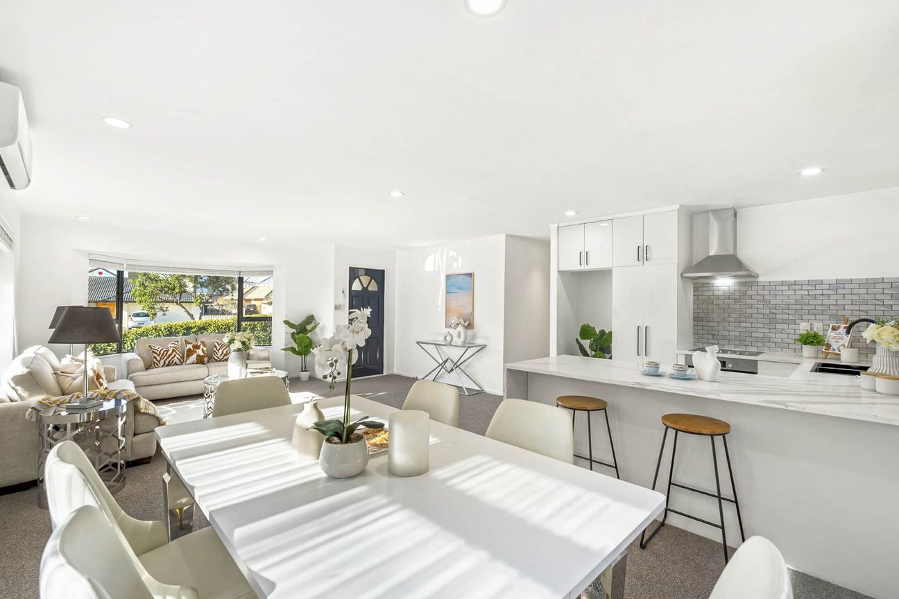 Fully Renovated Single-Level Freehold Family Home - Ansicht 3