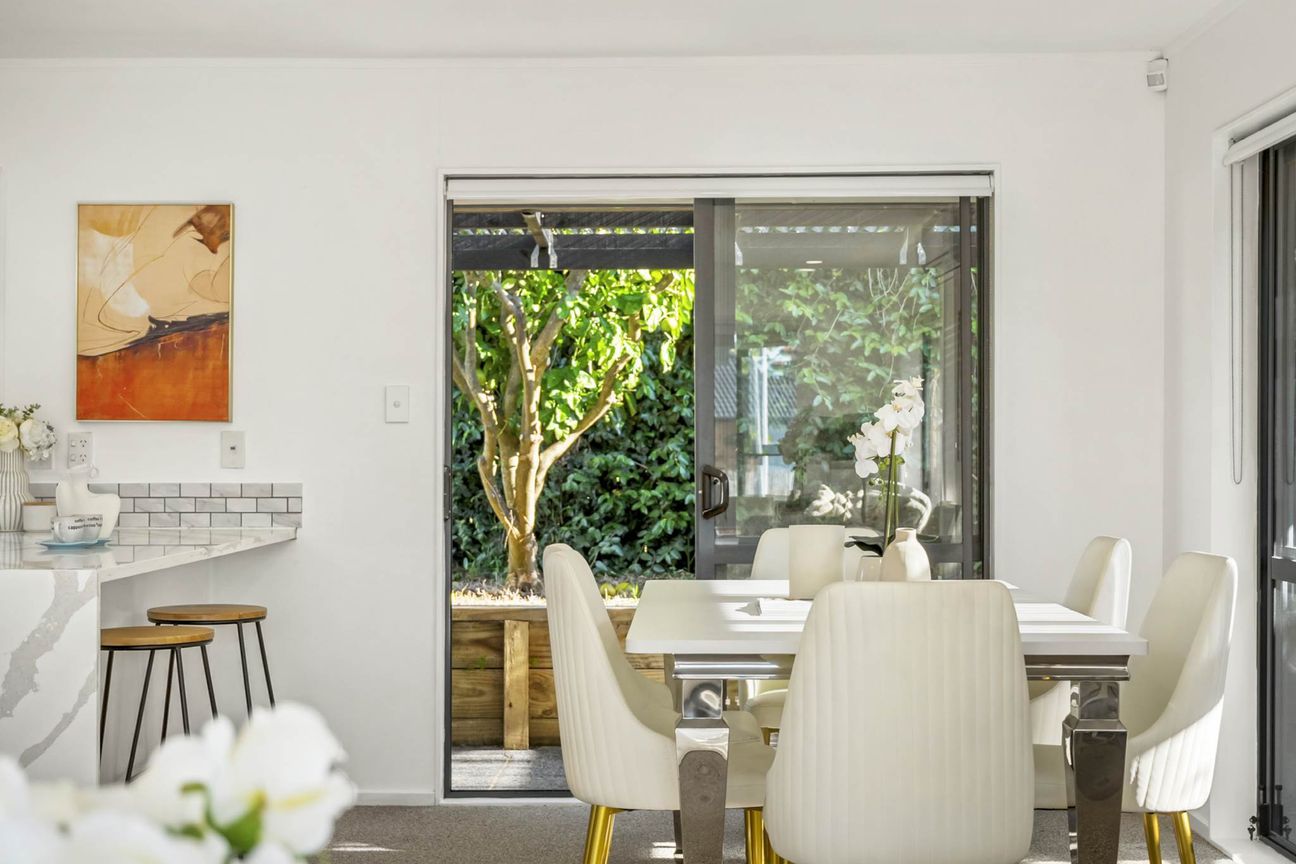Fully Renovated Single-Level Freehold Family Home - Mehr