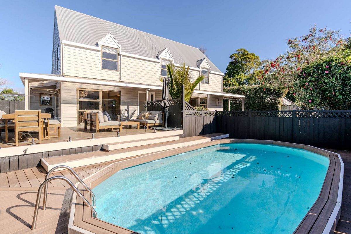 RENOVATED FAMILY HOME WITH POOL - Bild 3