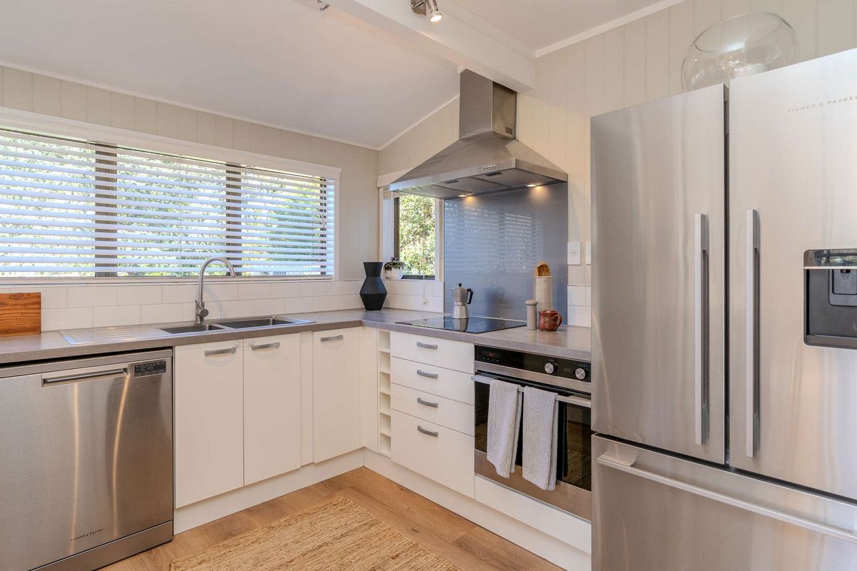 RENOVATED FAMILY HOME WITH POOL - Fler