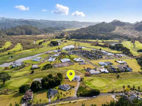 62 Pinehurst Drive, Hikuai