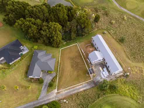 62 Pinehurst Drive, Hikuai